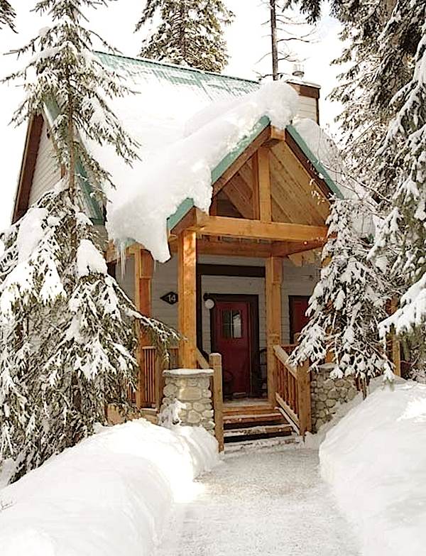 tiny mountain cabin picture, found on www.TinyHousePins.com
